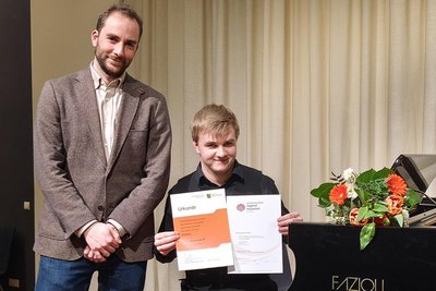 Nils Blechschmidt (rechts) mit seinem Lehrer Álvara Baltanas Meliveo beim Wettbewerb „Jugend musiziert“.