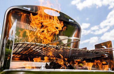 Grillvergnügen ohne Chemie: Selbstgemachte Grillanzünder aus Eierkartons, Wachsresten und Holzwolle sind eine umweltfreundliche Alternative. 