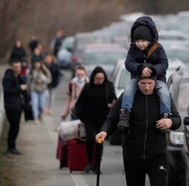 Ukrainische Flüchtlinge, die hier noch an einem Grenzübergang stehen, werden auch in der Region Mittelsachsen erwartet. 