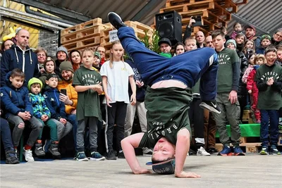 Die Breakdancer der Broken Beat Crew aus Frankenberg sorgten beim Angrillen beim Naturbrennstoffe-Handel in Hainichen für Stimmung. 