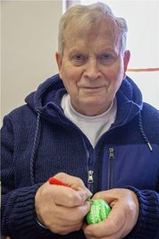 Günter Spiller bearbeitet ein Hühnerei mittels Kratztechnik. 