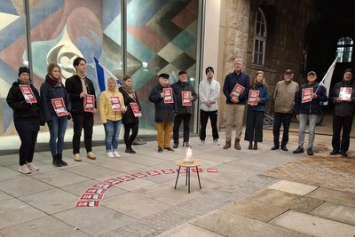 Am Morgen des 7. Oktober hat vor dem Plauener Rathaus eine Mahnwache unter dem Motto „Never forget October 7th“ stattgefunden.
