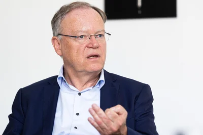 Niedersachsens Ministerpräsident Stephan Weil (SPD) warnt Volkswagen vor betriebsbedingten Kündigungen als „Gefahr für den sozialen Frieden“.