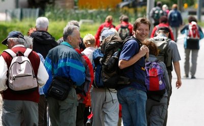 
              <p class="artikelinhalt">Start in Kirchbach auf dem neuen Teilstück des sächsischen Jakobsweges. Steffen Mehl aus Amtsberg bei Zschopau schaut noch einmal zurück auf die Strecke, die er schon hinter sich gelassen hat.</p>
            