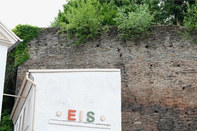Risse und Ausspülungen in der Burgmauer. Im Winter fielen Steine auf ein Nebengebäude der Eisdiele herab. 