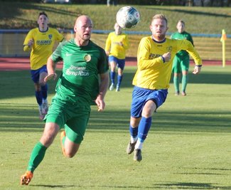 Im vogtländischen Derby beim Reichenbacher FC kassierten die Mühltroffer in der Hinrunde eine herbe 1:5-Niederlage. Hier haben der Mühltroffer Jakob Pieles (links) und Niclas Schmelzer den Ball im Blick.
