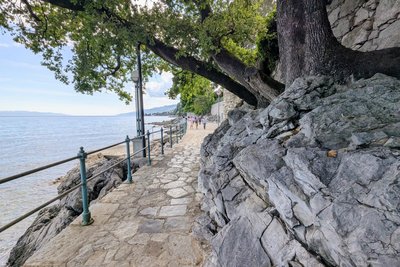 Über die Länge lässt sich streiten, über den Reiz nicht: Der Lungomare ist eine der schönsten Küstenpromenaden.