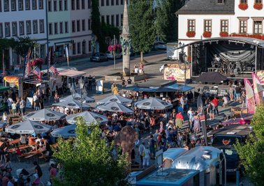 Bei herrlichem Sommerwetter war das Rochlitzer Streetfood-Festival am Samstag bestens besucht. An 23 Ständen boten Händler Kulinarisches aus vielen Ländern an. Zur Unterhaltung der Gäste gab es ein vielfältiges Bühnenprogramm.