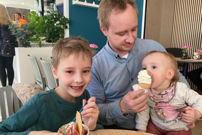 Zu den ersten Gästen am Eröffnungstag von „´N Eiscafé“ am Markt in Hainichen gehörte Thomas Schumann mit Sohn Emil und Töchterchen Ella.