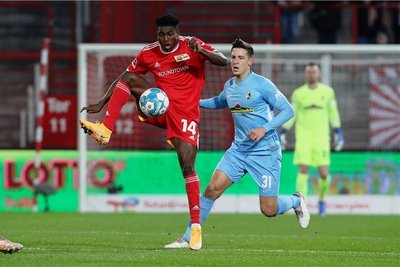 Union-Stürmer Taiwo Awoniyi vor Freiburgs Keven Schlotterbeck am Ball. Beide Mannschaften spielen bislang eine starke Saison. 