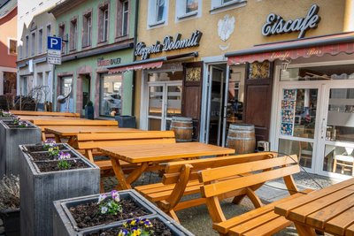 Auf dem Freisitz der Pizzeria Dolomiti in Mittweida wird man auch bald wieder Eis genießen können.
