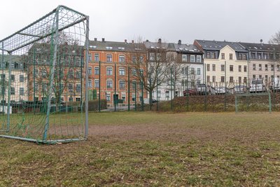 Jugendliche wünschen sich, dass der Bolzplatz an der Fichtestraße saniert wird.