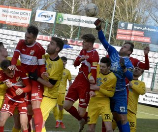 In Halbzeit eins blieben beide Gehäuse, wie auch das von VfB-Keeper Stefan Schmidt, geschlossen. Dann aber klingelte es fünfmal im Kasten der Vogtländer.