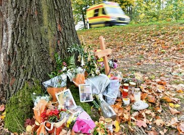Blumen, Kerzen und Engel stehen an der Unfallstelle. 