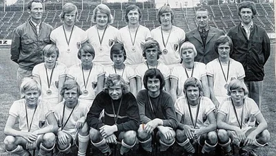 Zur Schüler-Mannschaft des FCK gehörten 1974 unter anderem Bernd Tipold (h. 3. v. l.) und Matthias Brückner (h. 4. v. l.) sowie Stephan Bemmann, Hans Richter, Uwe Petzold, Uwe Hötzel, Thomas Klause und Volker Gillert (M. v. l.).