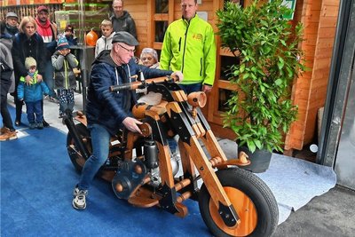Jürgen Detsch aus Hainichen fuhr mit seinem selbst gebauten Holz-Motorrad. 