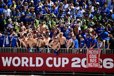 Bosnien-Fans auf der Tribüne.
