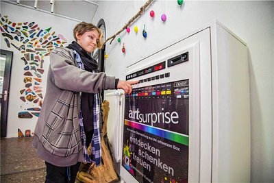 Galeriemitarbeiter Sion Schönfelder testet den Kunstautomaten. 