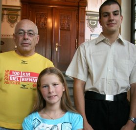 
              <p class="artikelinhalt">Mit dem Pokal der Stadt Werdau wurden Donnerstagabend Peter Schmidt, Michelle Dämmrich, Philipp Trabert (von links) geehrt. Denny Albert fehlte wegen einer Verletzung. </p>
            
