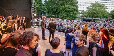 Auch das ist der Stadthallenpark: Seit mehreren Jahren veranstaltet die Chemnitzer Musik- und Theaterwerkstatt Studio W.M. in der Grünanlage Freiluft-Konzerte - und lockt damit jeweils Hunderte Zuschauer. Für kommenden Sommer wird nun eine tägliche Kulturreihe "Parksommer" geplant.