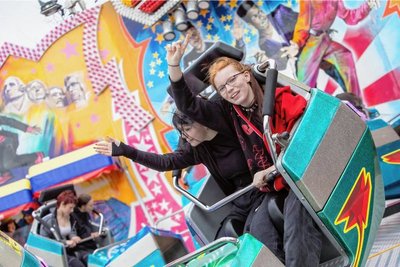 Sophie und Nele (v. l.) aus Greiz trotzten dem nasskalten Wetter und genossen ausgiebige Runden mit den Fahrgeschäften auf dem Oster-Rummel.