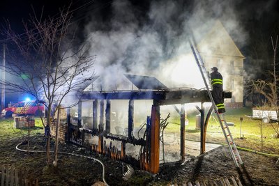 Die Flammen haben ein großes Carport an der Alten Jerisauer Straße in Glauchau zerstört. Schaden: 30.000 Euro.