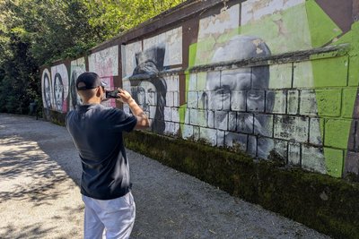 Kaiser Franz Joseph I. neben dem Sänger Zucchero: Kunststudenten verewigten prominente Gäste von Opatija auf dieser Mauer.