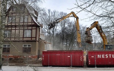 Der Abriss der alten Parteischule im Behördenzentrum am Landratsamt hat begonnen.