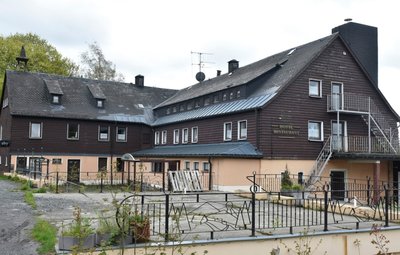 Vom Hotel zum Problemfall: Das Waldgut am Aschberg ist ein Haus mit Tradition. Um 1630 als kleiner Herrschaftssitz Obersachsenberg gegründet, wurde es 1893 als Gastwirtschaft erwähnt. 1934 erfolgte der Umbau zum heutigenHotel. Nun steht das Gebäude auf der Liste der Klingenthaler Brachen. 