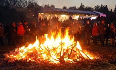 Osterfeuer und Hexenfeuer sorgen für gute Stimmung bei Besuchern und großen Sorgen bei Naturschützern.