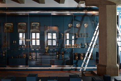 Der Umbau des Stadt- und Bergbaumuseums Freiberg zieht sich seit Jahren hin. Schon 2019 begannen die Arbeiten für den Ergänzungsbau zwischen den Domherrenhäusern und dem Museumsgebäude. Nun steht ein weiterer Ausstellungsteil vor der Eröffnung (Bild).