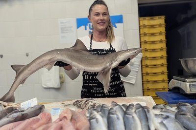 Frischer Fisch: Auf dem Markt von Opatija präsentiert die Verkäuferin einen Hai.