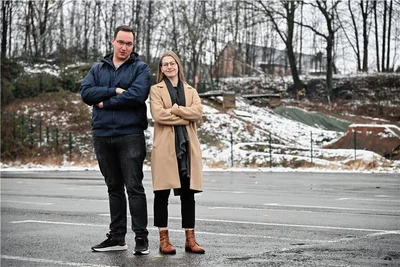 Lucas Schreckenbach und Lilly Härtig, Mitglieder des Jugendbeirates in Limbach-Oberfrohna, vor der Dirtbike-Anlage an der Kellerwiese. Beide schätzen, dass sich die Jugend in der Stadt mit ihren Ideen und Vorschlägen in der Stadt einbringen können. 