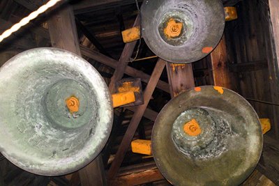 Das letzte Foto der Wellner-Glocken. Diese wurden 2012 aus dem Uhrenturm gestohlen und blieben verschwunden. Gut zu erkennen: Die Verschraubungen mit den Turmbalken.