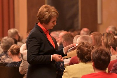 Die Bahn-Beamtin (Cornelia Seidel) prüft im Publikum die Fahrkarten.