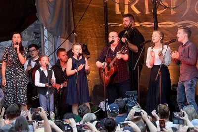 Fast wie früher, jetzt nur mit den eigenen Kindern unterwegs: Angelo Kelly mit Gitarre und seiner Familie auf deraktuellen "Irish Summer Tour" - hier machten sie in Wertheim Station. 