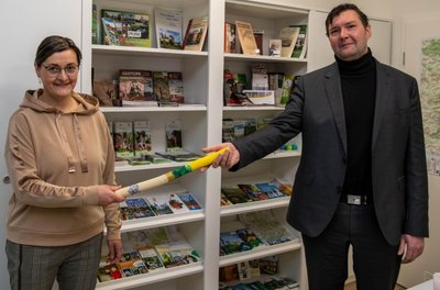 Geschäftsführer-Wechsel beim Heimat- und Verkehrsverein "Rochlitzer Muldental": Jana Uhlmann hat in der Rochlitzer Tourist-Information den Staffelstab an ihren Nachfolger Sören Polzt-Homuth übergeben. 