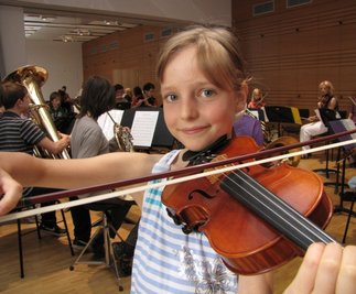 
              <p class="artikelinhalt">Kim Winter aus dem Peniger Ortsteil Thierbach stellt während der Ferienakademie "Musik und Medien" auf Schloss Colditz ihr Können unter Beweis.</p>
            