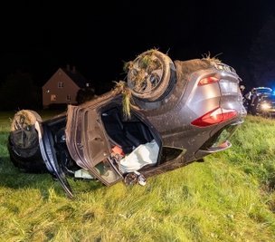 Das Auto blieb auf einer Wiese neben der B 169 auf dem Dach liegen. 