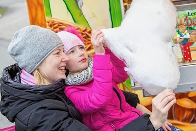 Kathrin kam mit Tochter Ina-Sophie aus Wien zum Familienbesuch nach Plauen. Beide nutzten die Gelegenheit für eien Rummel-Nascherei.
