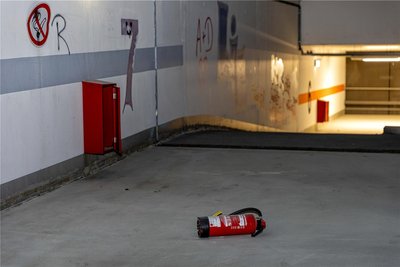 Insgesamt drei Feuerlöscher haben Unbekannte im Parkdeck Tivoli von der Wand gerissen und das Pulver versprüht.