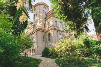 Diese Jugendstil-Villa im Berliner Grunewald mit 22 Zimmern auf 1200 Quadratmetern Wohnfläche gibt es für 13,5 Millionen Euro.