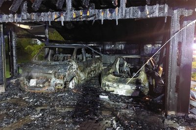 Zwei Elektroautos – darunter ein Tesla – und das Carport haben die Flammen in Bärenstein zerstört.