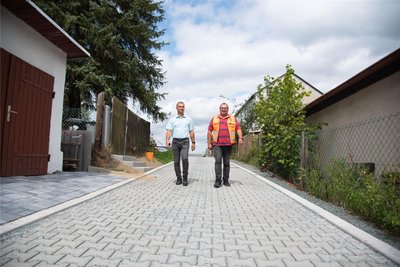 Ein neuer Fußweg für Adorf: Bürgermeister Rico Schmidt (SPD) und Stadtbaumeister Mario Beine (rechts) benutzen die in den vergangenen Monaten entstandene Verbindung zwischen Viola-Park und Wolfsgässchen.
