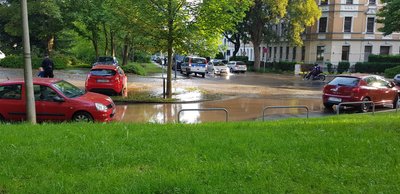 Das Wasser lief in Richtung Kochstraße, so ein Polizeisprecher.