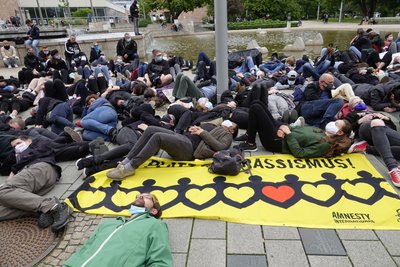 Am Roten Turm erinnerten die Demonstranten mit Schweigeminuten auf dem Boden an das Schicksal des Getöteten George Floyd. 