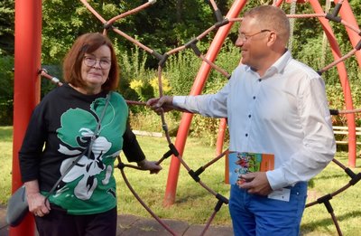 Margitta Luther, die Gründerin des Vereins "Start ins Leben" und frühere Heimleiterin, im Gespräch mit dem jetzigen Vereinsvorsitzenden Michael Wagner im Außenbereich der Einrichtung an der Burgstädter Straße in Limbach-Oberfrohna.