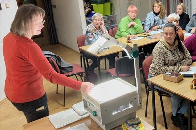Jeden Mittwoch wird im katholischen Pfarrhaus die deutsche Sprache gelernt. Sandy Ahner erläuterte dieser Tage viele weihnachtliche Begriffe wie Räuchermann und Christbaum. 