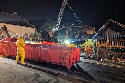 Die ausgebrannten E-Autos wurden gekühlt und später von einer Spezialfirma abtransportiert.