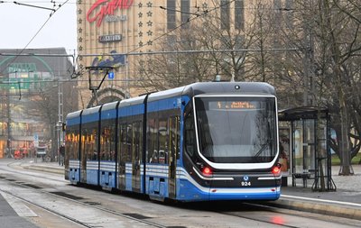 Eine Straßenbahn der neuesten Generation in der Chemnitzer Innenstadt. Der Nahverkehrsbetrieb CVAG modernisiert seinen Fuhrpark seit Jahren kontinuierlich. Für kommendes Jahr werden neue Busse erwartet. 
